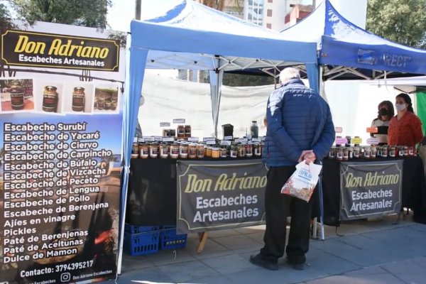 Los artesanos comercializan sus productos en la Plaza Cabral