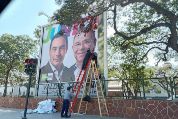 Polémica y retiro de un cartel proselitista del oficialismo