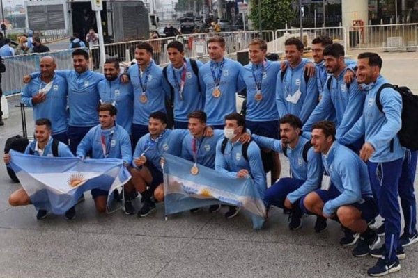 Los Pumas llegaron a la Argentina tras el bronce en los Juegos Olímpicos