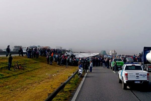 Vecinos saquearon un camión con alimentos que volcó en Panamericana