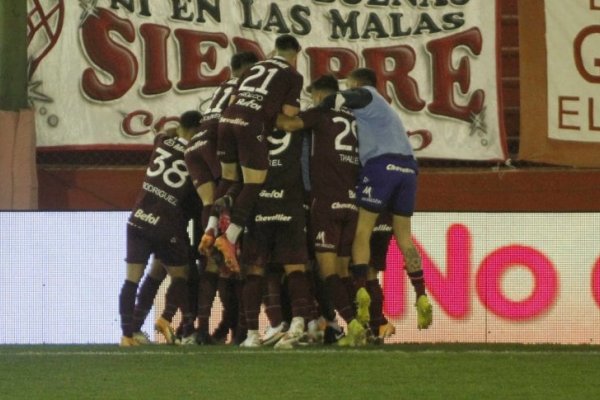 Lanús se lo ganó sobre el final a Huracán y quedó puntero de la Liga Profesional