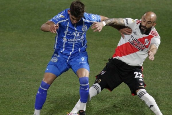 Preocupación en River por Pinola: salió con mucho dolor en el brazo que fue operado