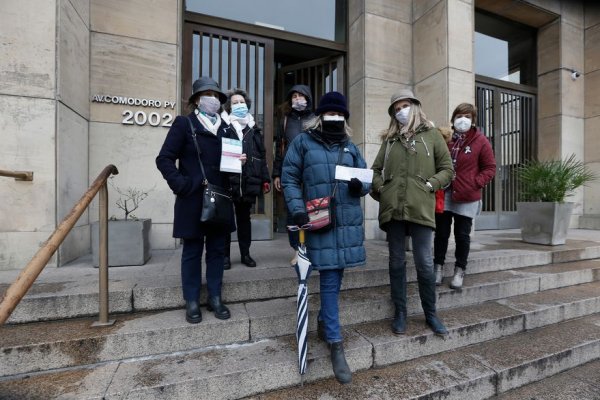 Presentaron una denuncia ante la justicia por la muerte de personas que esperaban segundas dosis de Sputnik-V