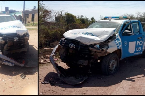 Dos patrulleros de la policía chocaron y quedaron destruidos