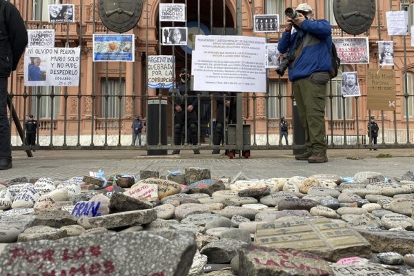 Homenaje en Plaza de Mayo y en la quinta de Olivos a los fallecidos en la pandemia