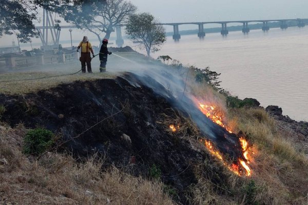 Incendiaron intencionalmente parte de la Costanera correntina