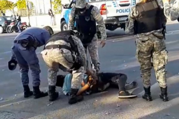 Tenía un bidón de combustible y amenazó con prender fuego a una joven en plena calle