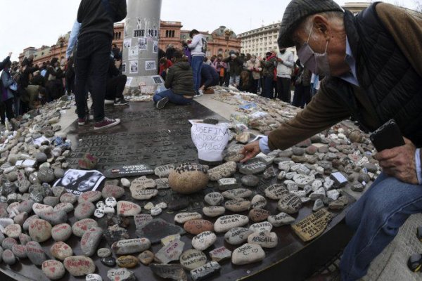 Realizaron en Plaza de Mayo un nuevo homenaje a los fallecidos por coronavirus