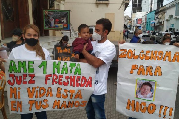 La familia del nene correntino que necesita el remedio más caro del mundo marchó pidiendo que los reciba la Justicia