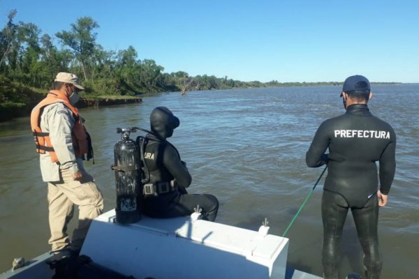 Buzos de prefectura buscan a los dos pescadores desaparecidos en el río Paraná