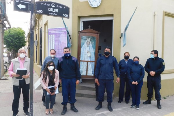 La imagen de la Virgen de Rosario visitó la Comisaría primera