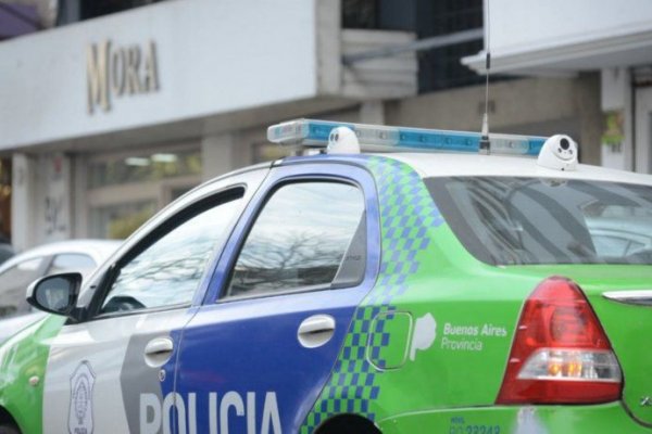 Se quiso sacar una foto con un arma y le disparó en la frente a un amigo