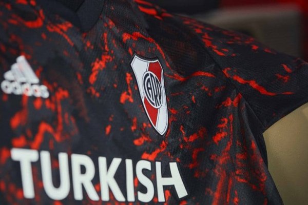 River presentó su flamante camiseta alternativa