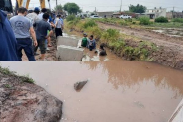 Rescataron a dos niños de 9 y 11 años atrapados en un desagüe