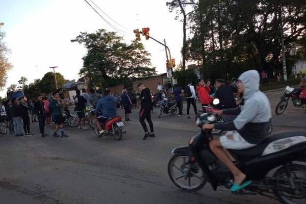 Cortaron una avenida porque la Policía los desalojó cuando jugaban al fútbol