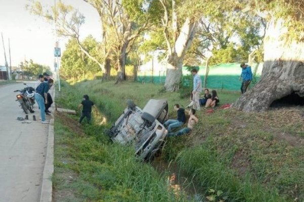 Venían de una fiesta y terminaron en la zanja