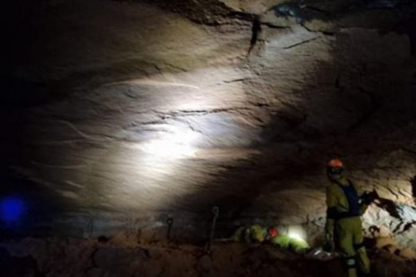 Al menos 15 bomberos quedaron atrapados bajo tierra por el desmoronamiento de una gruta