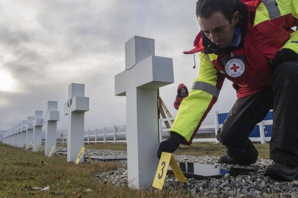 Entregan informes de identificación a familiares de soldados caídos en Malvinas