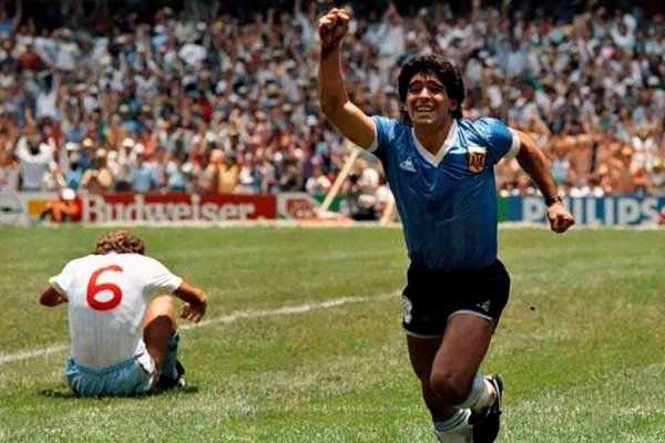 Maradona, cada día juega mejor