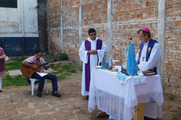 Monseñor Canecin celebró misa en la Unidad Penal Nº 8