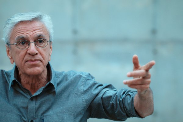 El músico brasileño Caetano Veloso tiene COVID-19