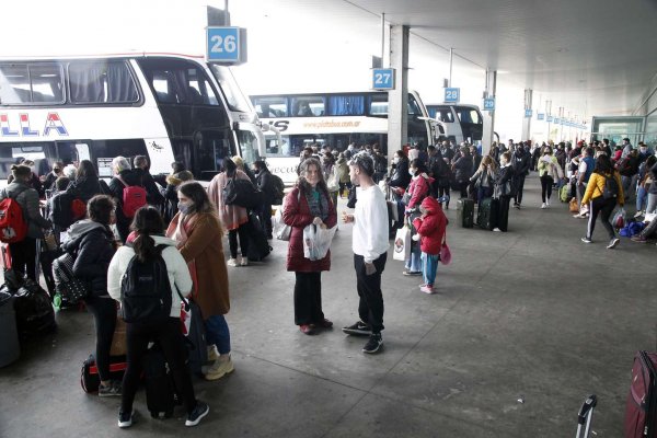 Alerta en Tucumán por dos colectivos que llegaron de Córdoba con más de 50 pasajeros contagiados