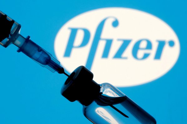 Pfizer anunció que en marzo tendrá lista una vacuna contra Ómicron