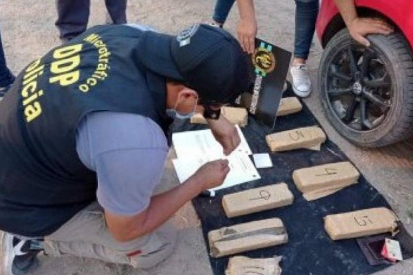 Dealer intentó comercializar y fue detenido en la vía pública