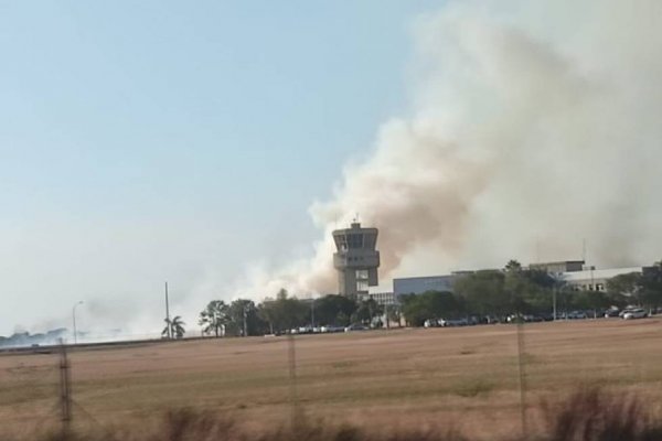 Cerraron temporalmente el aeropuerto de Corrientes por un incendio forestal