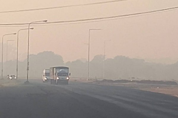 Corrientes amaneció cubierta por humo y olor a quemado