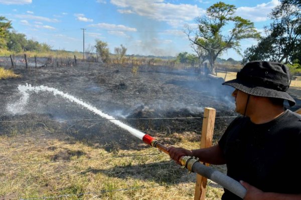 Más de 3 mil personas combaten los incendios en Corrientes