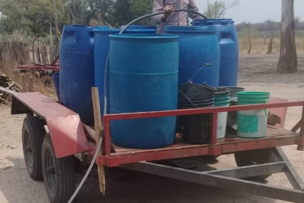 Corrientes: Rudimentaria forma de combatir el fuego en el Interior