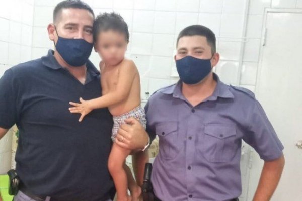 Dos policías le salvaron la vida a un niño de 2 años que convulsionaba