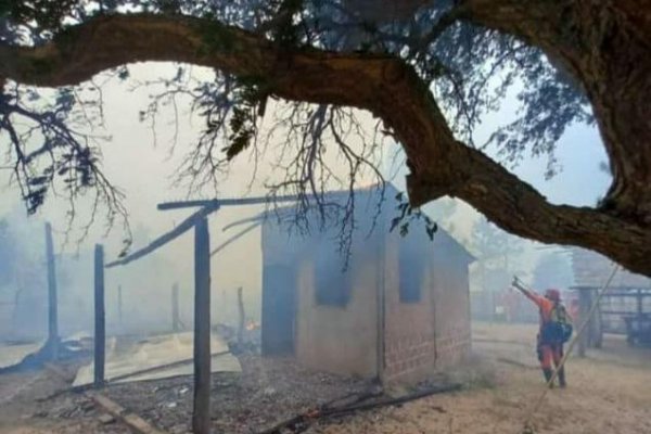 El fuego consumió una vivienda en el Paraje Caimán