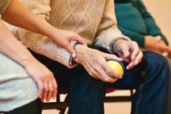 Gracias a un proyecto de extensión universitaria identifican casos de sospechosos de Parkinson