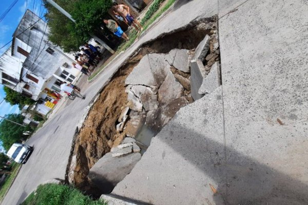 Un camión provocó enorme cráter en una calle del barrio Santa Rosa