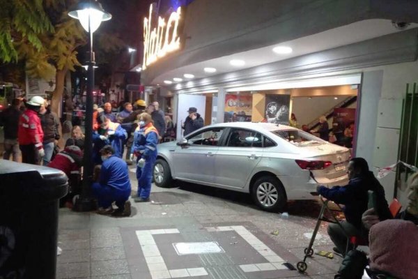 Un auto se incrustó en un teatro de Mendoza al final de una obra de Soledad Silveyra: hay heridos graves