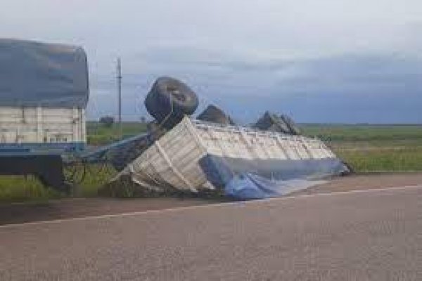 Despiste y vuelco de un camión