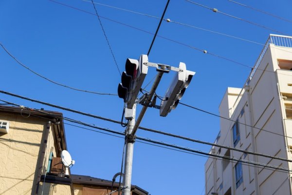 Camión arrastró un cable y tiró un poste que golpeó a motociclista