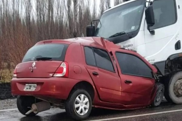 Un auto se cruzó de carril, embistió a un camión y dos hermanos murieron