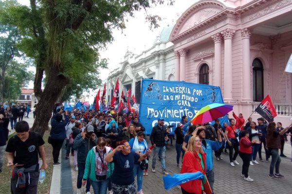 Corrientes y el repudio al ataque a CFK: concentran frente a la gobernación agrupaciones políticas y sociales