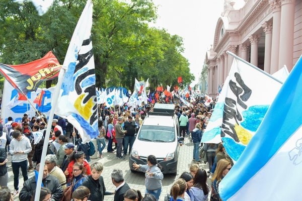 Corrientes: multitudinaria movilización en defensa de la Democracia y en solidaridad con Cristina Fernadez de Kirchner