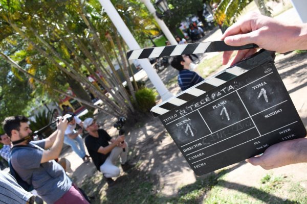 Cine en la plaza Vera: jóvenes aprenden a realizar un cortometraje