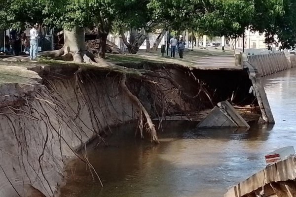 El derrumbe en la costanera de Goya tiene una longitud de 30 metros: se esperan informes técnicos