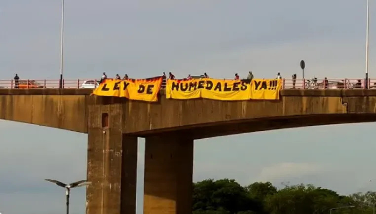 Demoras en el puente Chaco Corrientes por manifestaci n