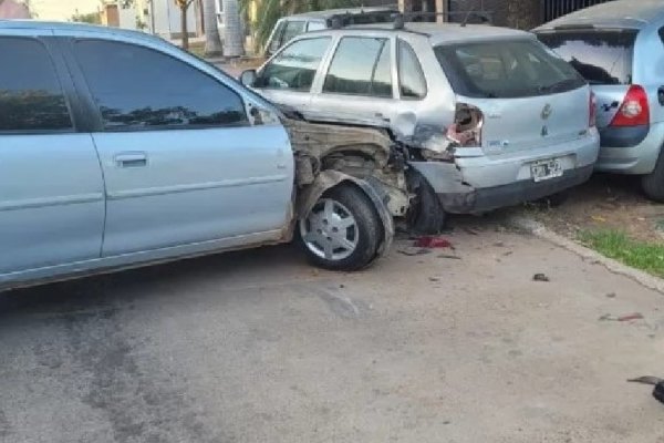 Ebrio al volante chocó a dos vehículos estacionados