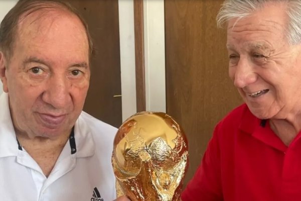 La emotiva foto de Carlos Bilardo y Pachamé con la Copa del Mundo