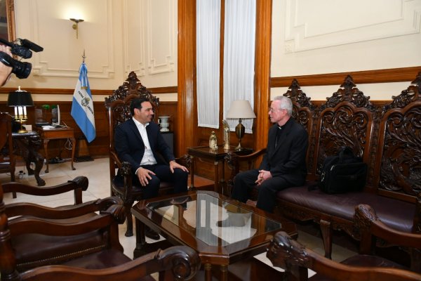 Monseñor Stanovnik visitó al Gobernador y dio una bendición en Casa de Gobierno