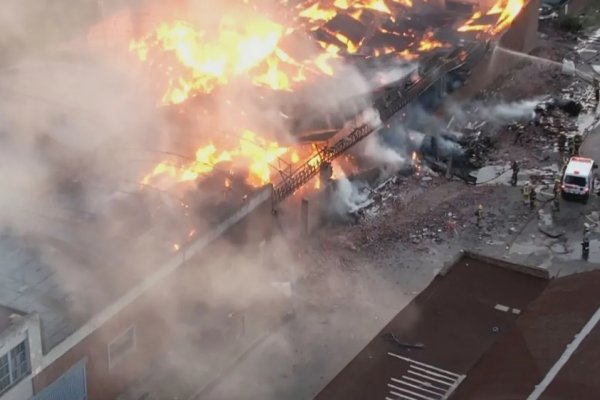 Se desató un fuerte incendio en una papelera: se consumieron dos depósitos