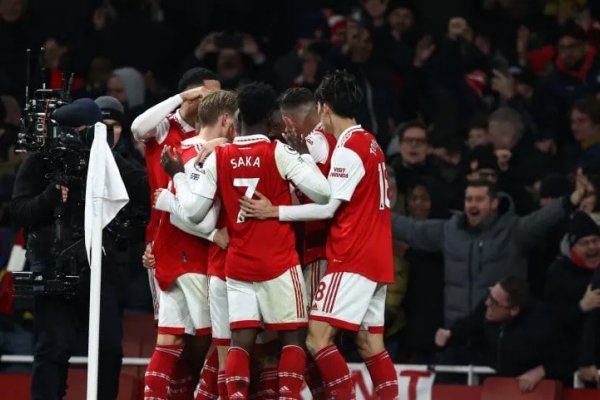 El gol de Lisandro Martínez no le alcanzó al Manchester United: Arsenal lo ganó en el final